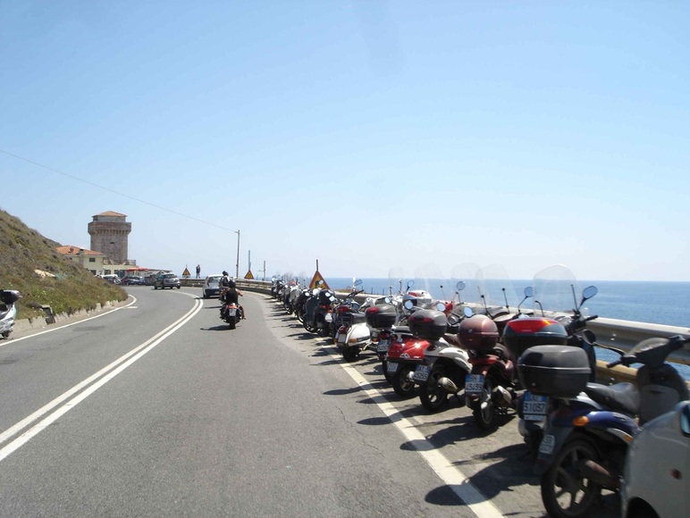 Roller an der italienischen Küste