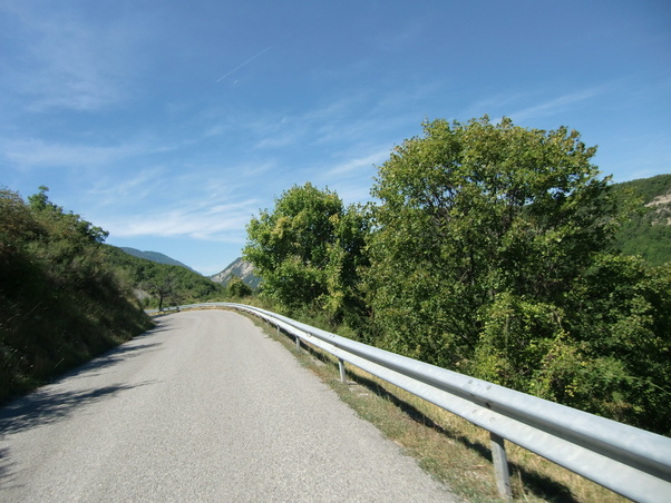 Kurvige Straße in Südfrankreich